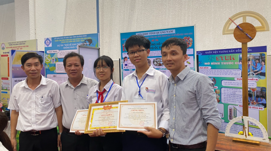 Thầy và trò Trường THCS Phan Bá Phiến tại lễ trao giải STEM Năm học 2023 2024